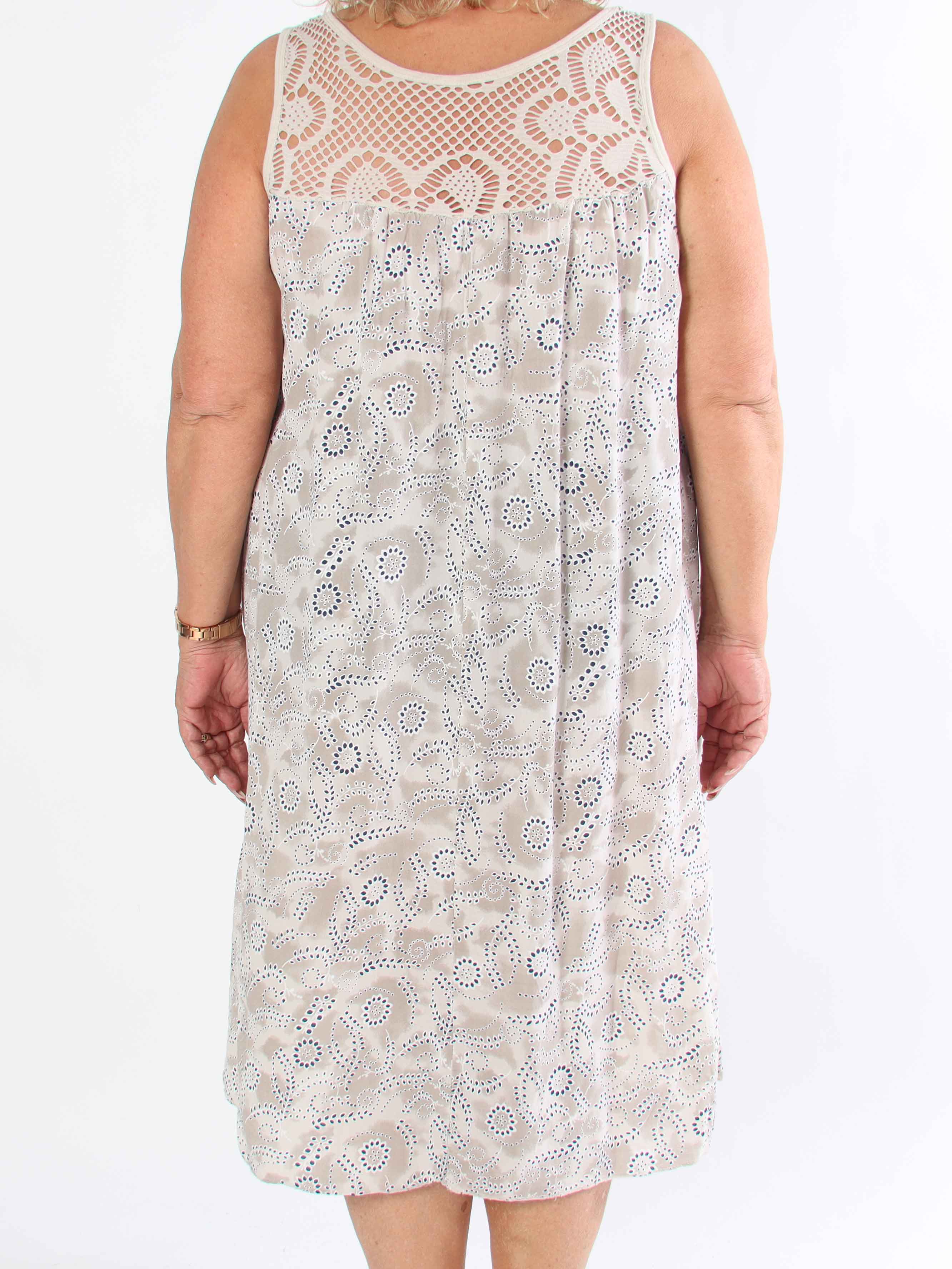 Florence - Plus size Klänning i viskos med mjuka hålmönstrade remmar